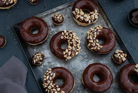 Donuts Au Four Chocolat Noisettes En 2020 Recette Donuts Au Four Recette Donuts Gateaux Et Desserts