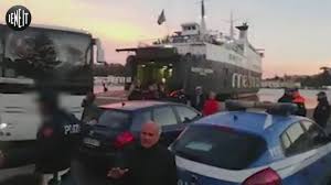 Pronta una nave per riportarli sulla terraferma e pullman per riportarli nei rispettivi comuni. Coronavirus Panico A Ischia Fermate I Turisti Del Nord Vogliamo Controlli Video Le Iene