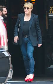 Transgender hero eddie izzard has done standup in french and german, run dozens of marathons eddie izzard: Eddie Izzard Cuts A Flamboyant Figure In Scarlet Stiletto Heels And Skinny Jeans Daily Mail Online