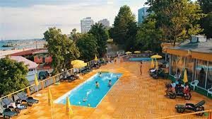 Hotel modern, mamaia este amplasat in partea centrala a statiunii si este unul dintre hotelurile apreciate ale acestei statiuni si este situat în statiunea mamaia, între marea neagră şi lacul siutghiol. 7 Hoteluri Pe Litoral Pentru Familiile Cu Copii Blogul Eximtur