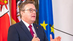 Ayant formé une « grande coalition » avec le spö, günther platter est investi le 1er juilletlandeshauptmann de tyrol. Fur Hilfe Vor Ort Platter Steht In Sachen Moria Hinter Kurz Krone At