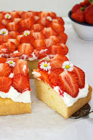 Rezept Fur Einen Vanille Tres Leche Kuchen Mit Erdbeeren Und Backbuchliebe Mit Fraulein Klein Hey Foodsister