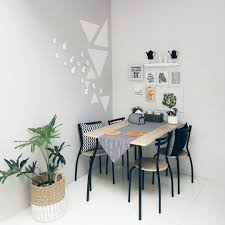 Dekat dengan jendela, supaya keluarga bisa langsung menikmati udara segar dari luar. Desain Ruang Makan Kecil Minimalis Radea
