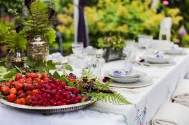 If you're planning a dinner party, you're probably already thinking about the type of food and drinks you'll serve, along with brainstorming ideas for décor. Berries Themed Dinner Party With Recipes Blogg Av Micaelbindefeld Cookniche
