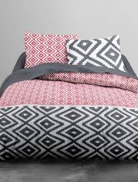 Parure De Lit Motifs Geometriques Linge De Lit Rouge Kiabi 24 00 Bed Bed Pillows Comforters