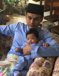 Tante lisa bilang tadi malam saat tidur menelanjangiku dan merekamnya dengan handycam. Sempena Raya Lisa Surihani Dedah Wajah Terkini Anak Kedua Yusof Leonne Iluminasi