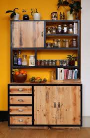 A los cocinillas que pasan horas y horas frente a los fogones nos encanta tener una cocina ordenada y práctica, con espacio para preparar nuestros guisos y, ¿por qué no? Pin De Veronica Beni En Creacion En Madera Muebles De Cocina Rusticos Muebles De Cocina Muebles
