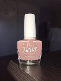 Rappelant la romance et les fleurs, cette teinte charmante offre de nombreuses combinaisons tendance pour que les femmes puissent profiter d'une manucure parfaite peu importe la. Maybelline Vernis Tenue Strong Technologie Gel 130 Rose Poudre Inci Beauty