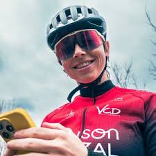 Laura (@laura_lavry)