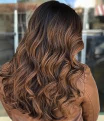Bob frisuren mittellang braun schulterlange haare braun mittellanges haar braun haarschnitt mittellange haare braun blonde haare balayage braune haare haarfarbe braun haare bob dunkle haare mit highlights. 60 Sieht Mit Karamell Highlights Auf Braunem Und Dunkelbraunem Haar Aus