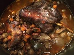 Revoila Une Recette De Civet Cette Fois Ci Sans Legumes Etranges Comme Dit Mon Pere Une Recette Pl Civet De Sanglier Recettes De Cuisine Cuisine Et Boissons