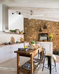 En paredes con gotelé o superficies con poca adherencia, solamente recomendamos los productos que tengan para seleccionar la opción. Cocinas Modernas Y De Aires Rusticos Con Paredes De Piedra Vista Miv Interiores
