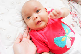 Bayi 2 bulan mulai dapat merespons dengan senyuman ketika diajak bicara atau ditunjukkan sesuatu yang menarik. Perkembangan Bayi Ku Umur Dua Bulan Imunisasi Dpt Demam Vs Tidak Demam Afternoon Tea