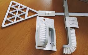 セリアでシンプルな色とデザインのコチラを購入 布団たたきと排水口ブラシ 立つミニブラシの3点です セリア セリア新商品 100円ショップ 100均 シンプル モノトーン デザイン electronic products power strip