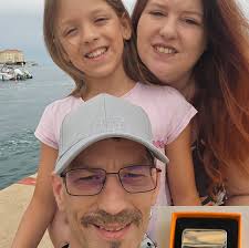 Zeigt her Eure Mazdas! *** Lina und ihr Mazda 323 C BG, Baujahr 1996,  "totaler Klassiker in Sonderlackierung und mit Holzlenkrad". 🩷  https://mazda-classic-frey.de/kontakt/fotoaktion/