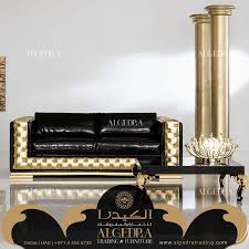 أريكة جلدية باللون الأسود والذهبي والذي يعد من أجمل الألوان وأكثرها أناقة ضخامة الأثاث الجلدي في غرف الجلوس Italian Furniture Furniture Living Room Furniture