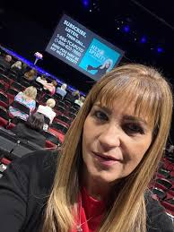 I have always loved Theresa Caputo, and happy she is back! But what's with  her hair??? Ohhhhhh