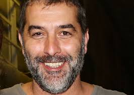 Ο βασίλης βασιλικός (καβάλα, 18 νοεμβρίου 1934) είναι βραβευμένος έλληνας συγγραφέας, από τους πιο γνωστούς παγκοσμίως. Basilhs Mpismpikhs Deite Ton Gnwsto H8opoio Mazi Me Thn Agaphmenh Toy Syzygo Zinapost Gr