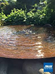 Die Cortenstahl Wasserschale Ein Ruhiger Gartenbrunnen Der Besinnlichkeit Ausstrahlt Und Keine Designwunsche Offen Gartenbrunnen Brunnen Garten Cortenstahl