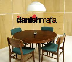 Display a different look for your dining and kitchen room with this 5 pieces dining set. Mesa Comedor Mid Century Novocom Top
