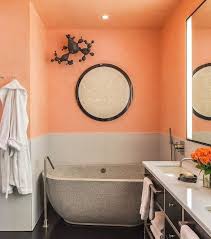 Peinture Salle De Bain Orange Soubassement En Gris Clair Et Baignoire Ovale Peinture Salle De Bain Salles De Bains Oranges Salle De Bain