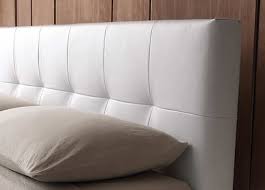 In legno scolpito o in rattan, in pelle o con imbottitura capitonné in velluto, le nostre testate da letto esaltano l'arredo della camera da letto. Giroletto In Pelle Dream Con Testiera Imbottita