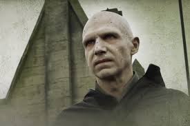Findet noch jemand, dass Ralph Fiennes als Voldemort ohne CGI gruseliger  aussah? : r/harrypotter