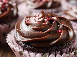 Comment Faire Un Frosting Au Chocolat La Decoration Des Tartes Biscuits Et Cupcakes Est Un Art Devenu Tres Recette Glacage Glacage Fudge Au Chocolat Chocolat
