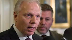 Manon massé porte fièrement une moustache. Lisee Rit De La Moustache De Manon Masse Puis S Excuse Huffpost Quebec Politique