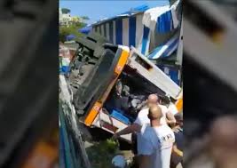 A bordo una decina di persone. Zgahdch2je7j8m