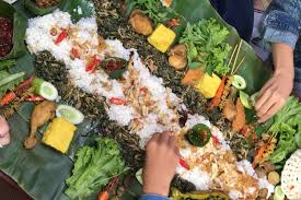 Nasi ini dimasak seperti halnya memasak nasi putih pada umumnya yaitu dengan dimasak bersama air yang. Dari Manakah Tradisi Makan Nasi Liwet Ramai Ramai