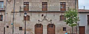 Casas con terreno, jardín, piscina, garaje, barbacoa. La Casa Palacio De Los Condes De Berberana Sale A La Venta Por 750 000 Euros