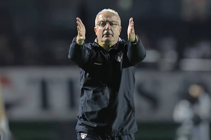 Rafinha recha&ccedil;a influ&ecirc;ncia de atrasos salariais em elimina&ccedil;&atilde;o do S&atilde;o Paulo e descarta sa&iacute;da de Dorival - Gazeta Esportiva