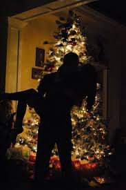 Una Navidad Con Amor Christmas Couple Pictures Christmas Couple Christmas Pictures