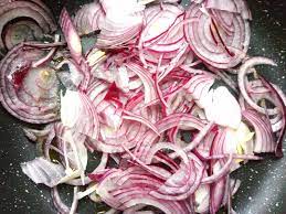 Taglia finemente le cipolle rosse per il lungo dopo averle mondate, quindi lasciale appassire in una padella antiaderente assieme all'olio extravergine di oliva a fuoco molto basso. Cipolle Rosse In Padella Cucinoconpoco It