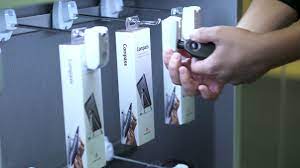 The locking hook base of the ir stoplok's are engineered to lock and unlock easily for quick planogram updates. Bloquee Los Ganchos Para Asegurar La Mercancia Colgada