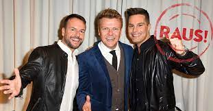 A process of asking someone a lot of questions for a long time in order to get information, especially in an aggressive way. Caught In The Act Eloy Raus Zwei Neue Rein