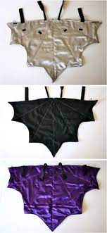 Le idee per un pipistrello di halloween fai da te a basso costo per il 31 di ottobre si è molto diffusa ed è anche oggi tema decorativo per borse, palloncini, carte, ciotole, bicchieri, articoli per la casa e molto altro. Halloween Costumes 2011 Into The Dark Knight Made Costumi Di Halloween Fai Da Te Costume Da Pipistrello Costumi Di Halloween