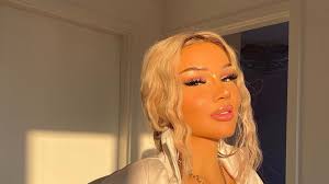 Kisses auf meinen neck (snippet). Dirtea Shirin David Lasst Fans Uber Geschmack Entscheiden Promiflash De