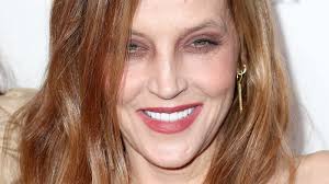 How Lisa Marie Presley's Famous VMAs Kiss With Michael Jackson Really Made  Her Feel