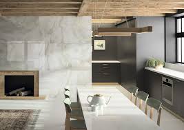 In der mitte der küche steht ein esstisch, um den tisch stehen fünf stühle. Gestaltung Des Essbereichs My Perfect Kitchen Magazin Cosentino Deutschland