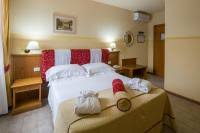 La camera abbastanza spaziosa e il bagno confortevole. Hotel Terme Bagni Di Lucca Bagni Di Lucca Prezzi Aggiornati Per Il 2021