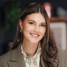 Julia Farrow's Instagram, Twitter & Facebook