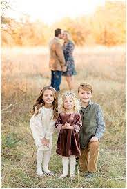 These Sweet Outdoor Frisco Fall Family Sessions Took Place At Frisco Commons Park With Fall Family Picture Outfits Fall Family Pictures Family Picture Outfits