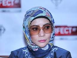Tampil bersuara, ariff aziz iaitu bekas suami penerbit, datuk a aida, menyifatkan perceraian mereka sebagai suratan takdir dan ada hikmah tersendiri. Pelakon Ditahan Polis Kes Tipu Wang Rm200 Ribu Datuk A Aida Tehpanas