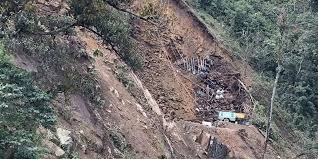 Los vecinos dicen haber sentido algo parecido a un terremoto en el momento del derrumbe, que sobrevino después de las 2:00 hora local. Derrumbe En La Via La Linea Obliga A Su Cierre Temporal Noticentro 1 Cm