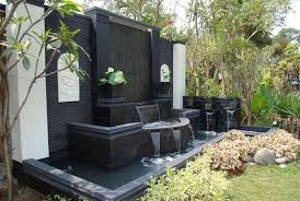 Kalau kamu ingin menambah sentuhan hijau, taruhlah beberapa tanaman hias di sekitar kolam desain kolam ikan minimalis satu ini mengombinasikan gaya modern dengan gaya natural. Desain Kolam Hias