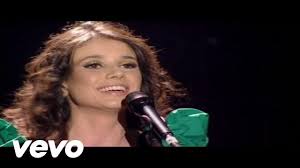 Sou pássaro de fogo que canta ao teu ouvido vou. Paula Fernandes Passaro De Fogo Ao Vivo Musicas Sertanejas Musicas Mais Tocadas Sertanejos Universitarios