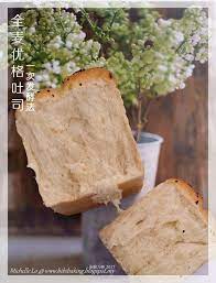 推荐食谱 recommended 把上一篇推荐的优格软吐司食谱稍微调整一下 变成了全麦 优格吐司 即使把部分高筋粉换成全麦粉 吐司有咬劲却不失柔软 口感依然很棒 分别做了