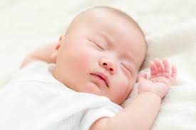 Meskipun bentuk kepala bayi masih akan terus berubah sampai usia 18 bulan, namun tips pertama untuk mencegah kepala peyang pada bayi yang bisa anda lakukan adalah dengan memberikan variasi posisi tidur mereka. Yuk Ketahui Penyebab Kepala Bayi Tidak Rata Dan Cara Mengatasinya Alodokter